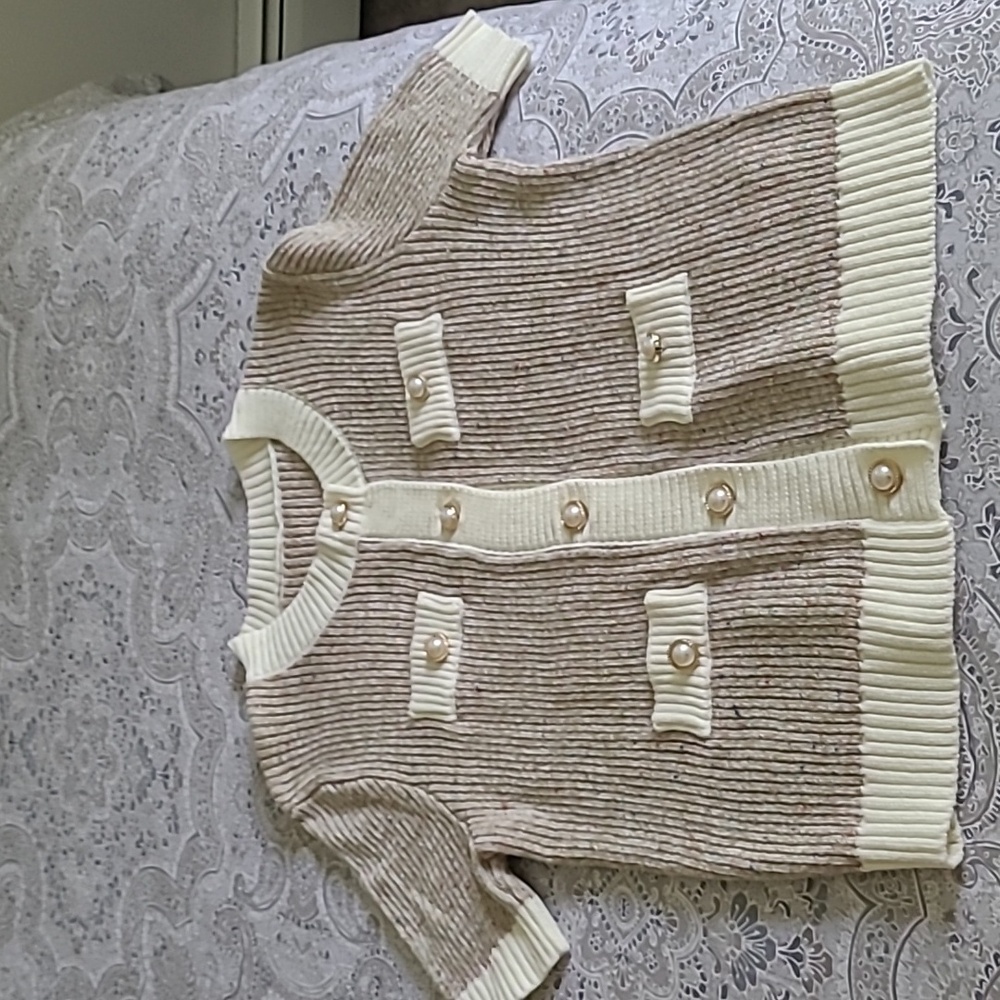 Short sleeved sweater size L